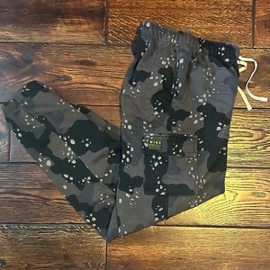 Nike Oversized & Form-Fitting Pant